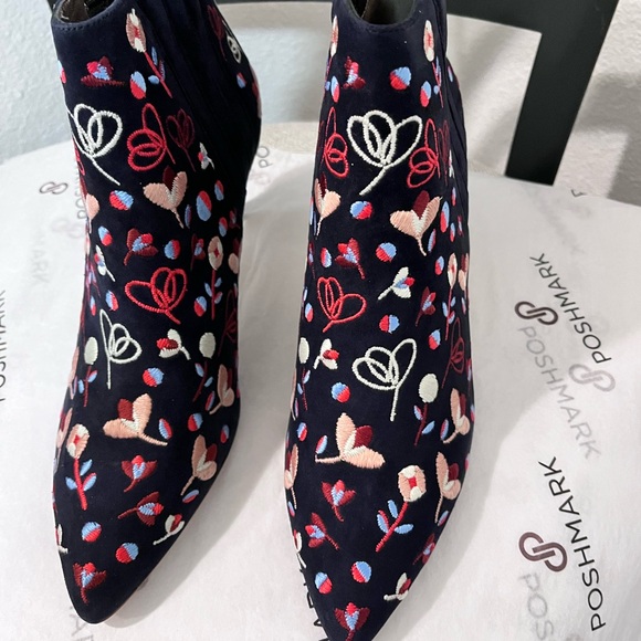 BODEN NIB AUTHENTIC NAVY BLUE FLORAL DESIGN SUEDE ANKLE...